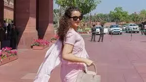 Kangana Ranaut: कंगना का वार: कांग्रेस को बताया अंग्रेजों की औलाद, बिजली बिल पर भी बवाल Kangana Ranaut: कंगना का वार: कांग्रेस को बताया अंग्रेजों की औलाद, बिजली बिल पर भी बवाल